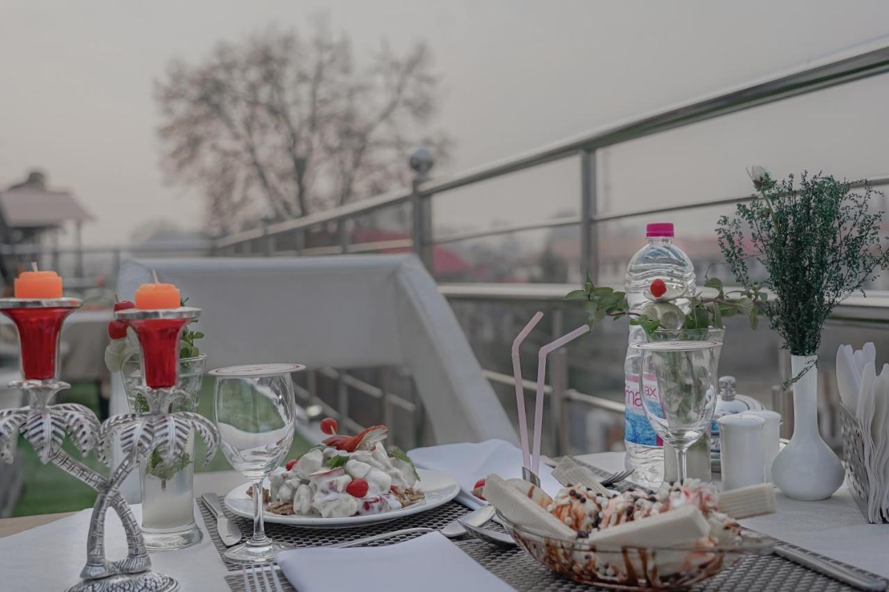 Hotel Rose Petal Srinagar Eksteriør bilde