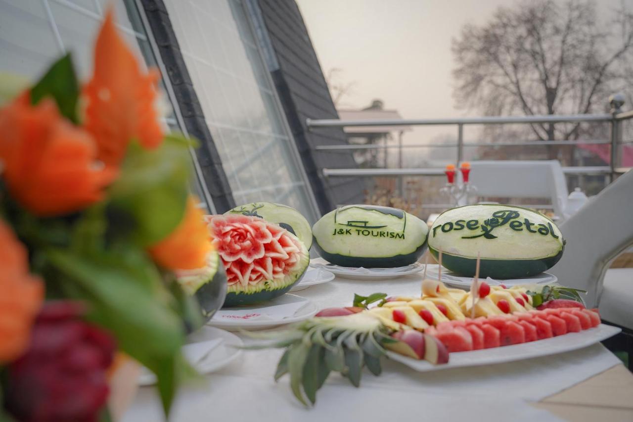 Hotel Rose Petal Srinagar Eksteriør bilde